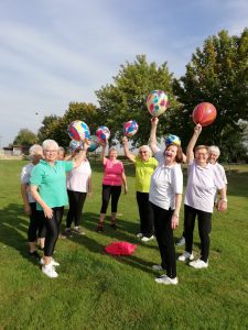 Sport für Senioren zur Ausdauer, Beweglichkeit, Koordination, die An- und Entspannung sowie das Gleichgewicht und die Wahrnehmung.